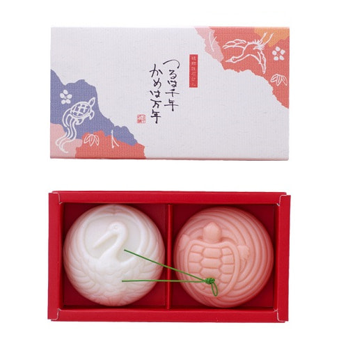 MASTER SOAP Nagomi Soap Set / Подарочный набор Журавль и черепаха. MASTER SOAP Nagomi Soap Set / Подарочный набор Журавль и черепаха.ПОДАРОЧНЫЕ НАБОРЫ МЫЛА<br>Косметическое туалетное мыло Мед и Персик - 2 шт. по 70 гр. Мыло прекрасно очищает, за счет входящего в состав пальмового масла предотвращает сухость и шелушение, великолепно смягчает кожу, делая ее гладкой и здоровой. <br> Фирменная подарочная упаковка, выполненная в традиционном японском стиле!<br>
