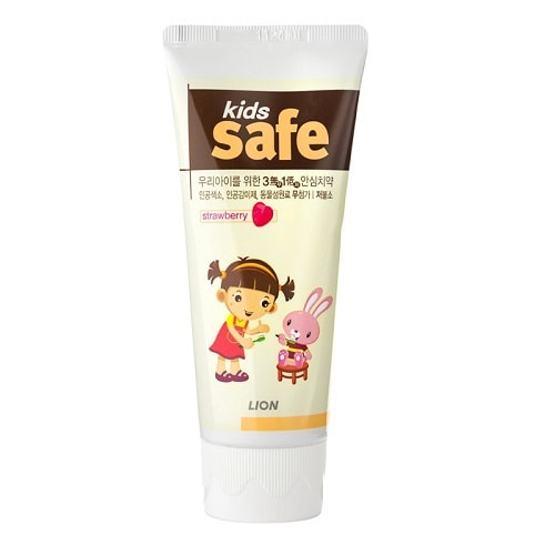 CJ LION Kids Safe Зубная паста детская Клубника (от 3-х до 12 лет), 90 гр. CJ LION Kids Safe Зубная паста детская Клубника (от 3-х до 12 лет), 90 гр.Зубные пасты<br>Не содержит искусственных красителей, не содержит консерванта парабен, не содержит искусственный подсластитель сахарин. Для получения вкуса использованы компоненты растительного происхождения. Обладает пониженным содержанием фтора, что делает зубную пасту абсолютно безопасной для детского здоровья. Предотвращает появление кариеса и укрепляет зубную эмаль. Мягко освежает, устраняя неприятный запах и надолго сохраняя чистоту полости рта. Состав: Фторид фосфата натрия, глицерофосфат кальция.<br>