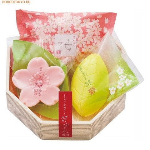 MASTER SOAP Набор “Цветы и травы”. MASTER SOAP Набор “Цветы и травы”.ПОДАРОЧНЫЕ НАБОРЫ МЫЛА<br>Фирменная подарочная упаковка, выполненная в традиционном японском стиле! Состав набора: 1. Туалетное косметическое мыло Камелия и пион, 43 гр. - 1 шт. 2. Туалетное косметическое мыло Камелия и пион в виде цветка, 43 гр. - 1 шт. 3. Туалетное косметическое мыло Зелёный чай, 80 гр. - 1 шт. Мыло прекрасно очищает. Мыльная основа содержит только натуральные растительные компоненты. За счет входящих в состав увлажняющих компонентов (пальмовое масло, экстракт зеленого чая, сквалан) предотвращает сухость и шелушение, великолепно смягчает кожу, делая ее гладкой и здоровой.<br>