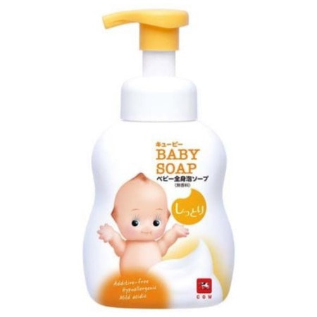 COW «Kewpie» - Детская увлажняющая крем-пенка для волос и тела, 400 мл. COW «Kewpie» - Детская увлажняющая крем-пенка для волос и тела, 400 мл.ДЕТСКИЕ ШАМПУНИ<br>Детская увлажняющая крем-пенка бережно очищает кожу малыша, не вызывая раздражения и сухости. Мягкая моющая основа из компонентов аминокислотного происхождения слабой кислотности легко удаляет загрязнения, не смывая защитный слой (кожный жир) кожи малыша. Все компоненты шампуня прошли высокую степень очистки. Не содержит ароматизаторов, красителей и консервантов. Способ применения: надавите на дозатор необходимое количество раз от 1 до 3, нанесите на влажную кожу, помассируйте и смойте водой. Состав: вода, DPG, кокамидопропилбетаин лауроила метилаланина Na, Цетеарет -60 миристата гликоля, со-глицин катушки К, 2К глицирретиновую кислоты, сквален, сфингомиелин (молоко), гиалуроновая кислота Na, молочный жир (молоко), лактоза (молочный) , ПЭГ / ППГ / полипропиленгликоль -8/5/3 глицерин, ПЭГ-400, глицерин, лимонная кислота.<br>