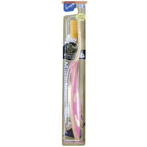 EQ MAXON Nano Gold Toothbrush Зубная щётка c наночастицами золота, сверхтонкой двойной щетиной, средней жёсткости, стандартная чистящая головка (розовая). EQ MAXON Nano Gold Toothbrush Зубная щётка c наночастицами золота, сверхтонкой двойной щетиной, средней жёсткости, стандартная чистящая головка (розовая). Зубные щетки и зубные нити<br>Клиническими исследованиями доказано, что частицы нанозолота уничтожают до 99,9 % всех бактерий, сталкивающихся со щетинками щётки. Щётка предотвращает появление неприятного запаха изо рта и укрепляет десны. Тонкие и мягкие заостренные верхние щетинки глубоко проникают в труднодоступные для обычных зубных щёток промежутки между зубами. Закругленные нижние щетинки прекрасно очищают зубную эмаль и не повреждают ее. Благодаря чистке зубов такими щётками улучшается кровообращение, массируются десны, повышается стойкость полости рта к инфекциям. Щётка способствует долговременному сохранению ощущения чистоты и свежести. Производится по запатентованной технологии. Антибактериальный эффект подтвержден лабораторными испытаниями. Получены сертификаты FDA и ISO. Состав ручки: полипропилен, резина. Состав щетинок: полибутилентерефталат, частицы нанозолота.<br>