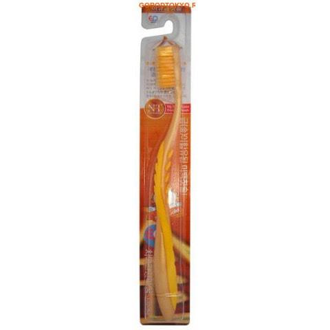 EQ MAXON Nano Gold Toothbrush Зубная щётка c наночастицами золота, сверхтонкой двойной щетиной, средней жёсткости, стандартная чистящая головка, изогнутая ручка. EQ MAXON Nano Gold Toothbrush Зубная щётка c наночастицами золота, сверхтонкой двойной щетиной, средней жёсткости, стандартная чистящая головка, изогнутая ручка. Зубные щетки и зубные нити<br>Клиническими исследованиями доказано, что частицы нанозолота уничтожают до 99,9 % всех бактерий, сталкивающихся со щетинками щётки. Щётка предотвращает появление неприятного запаха изо рта и укрепляет десны. Тонкие и мягкие заостренные верхние щетинки глубоко проникают в труднодоступные для обычных зубных щёток промежутки между зубами. Закругленные нижние щетинки прекрасно очищают зубную эмаль и не повреждают ее. Благодаря чистке зубов такими щётками улучшается кровообращение, массируются десны, повышается стойкость полости рта к инфекциям. Щётка способствует долговременному сохранению ощущения чистоты и свежести. Производится по запатентованной технологии. Антибактериальный эффект подтвержден лабораторными испытаниями. Получены сертификаты FDA и ISO. Состав ручки: полипропилен, резина. Состав щетинок: полибутилентерефталат, частицы нанозолота.<br>