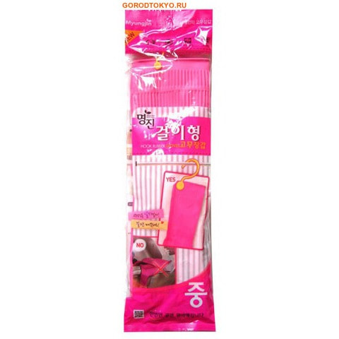 MyungJin RUBBER GLOVE HOOK-TYPE Перчатки латексные хозяйственные, c крючком, размер M. MyungJin RUBBER GLOVE HOOK-TYPE Перчатки латексные хозяйственные, c крючком, размер M.Перчатки для бытовых и хозяйственных нужд<br>Латексные перчатки с крючком защищают руки во время проведения бытовых и хозяйственных работ. Перчатки удобны в использовании, гигиеничны, долговечны. Древесный уголь и глина, входящие в состав перчаток, придают им антибактериальные свойства. Использование натурального каучука делает их приятными на ощупь и обеспечивает хорошую эластичность и высокую прочность. Особенности:<br><br>крючок облегчает хранение перчаток и делает их удобными в использовании;<br>при подвешивании перчатки хорошо проветриваются изнутри, что обеспечивает отсутствие запаха при высыхании и гигиеническую защиту рук;<br>перчатки не деформируются и не сыреют, что увеличивает срок их использования;<br>крючок имеет прочное крепление и двойную фиксацию с внутренней стороны, благодаря этому перчатки не падают.<br><br>Удобная манжета надежно удерживает перчатку на руке и защищает одежду от смачивания и загрязнения. В области ладони и пальцев на перчатки нанесено противоскользящее покрытие. Края перчаток дополнительно обработаны износостойким веществом. В процессе производства перчатки подвергаются термической обработке с целью их стерилизации. Отличная функциональность и эргономичный дизайн позволяет использовать их длительное время без негативного воздействия на руки. Резиновые перчатки MYUNGJIN одобрены Корейским исследовательско-испытательным институтом как антибактериальные и не вызывающие раздражения кожи рук; имеют сертификаты качества ISO 9001, 14001. Для большего комфорта рекомендуется использовать вместе с неткаными перчатками марки MYUNGJIN, которые обеспечивают гигиену рук, впитывают влагу, сохраняют тепло при долгом нахождении в холодной воде. Способ применения: используйте перчатки в бытовых целях. При необходимости сушите, вывернув наизнанку. В случае появления запаха тщательно промойте. Состав: натуральный каучук, краситель, диоксид титана, ускорители вулканизации, оксид цинка, сера, R-воск, пеногаситель, стабилизатор латекса, диспергатор, гидроксид калия, нашатырный спирт,желтая глина, древесный уголь. Размер: 37 x 21 см.<br>