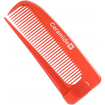 VESS Ceramide Brush / Расческа для увлажнения и смягчения волос с церамидами (складная). VESS Ceramide Brush / Расческа для увлажнения и смягчения волос с церамидами (складная).РАСЧЕСКИ И ЩЕТКИ<br>Массажная щетка содержит микрокапсулированные церамиды и масло австралийского ореха макадамия для ежедневного увлажнения и смягчения волос при расчёсывании. Церамиды - это естественные составляющие кутикулы волоса, они образуют на поверхности волоса защитный липидный слой, увеличивают уровень увлажнения сухих, с секущимися кончиками волос, препятствуют сухости и потере влаги. Масло австралийского ореха Макадамия смягчает волосы, предотвращая спутывание волос во время расчёсывания. Состав: основной корпус-держатель с ручкой AS-древесная смола, зубцы- полиэстер, микрокапсулированные церамиды.<br>