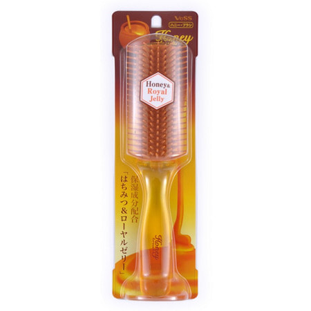 VESS Honey Brush / Щетка массажная для увлажнения и придания блеска волосам с мёдом и маточным молочком пчёл VESS Honey Brush / Щетка массажная для увлажнения и придания блеска волосам с мёдом и маточным молочком пчёлРАСЧЕСКИ И ЩЕТКИ<br>Honey Brush / Щетка массажная для увлажнения и придания блеска волосам с мёдом и маточным молочком пчёл<br> <br>Описание:Расческа содержит микрокапсулированные мёд и маточное молочко пчёл. Эти компоненты ежедневно увлажняют волосы, придают им гладкость и блеск при расчёсывании. Свойства входящих в состав компонентов: <br><br><br>Мед - обладает чудесными питательными свойствами, стимулирует регенерацию клеток, укрепляет волосы. Мед натуральный увлажнитель для волос и кожи,он защищает волосы от пересушивания В состав меда входят разнообразные ферменты, витамины, органические кислоты, минеральные соли, антибактериальные вещества.<br>Маточное молочко пчел содержит активные вещества,которые проникают в ствол и корень волос, улучшая их структуру, питают и увлажняют волосы и кожу головы, не нарушая их природный рН баланс.<br><br><br> Внимание при применении:Не используйте при заболеваниях или повреждениях кожи головы. Избегайте продолжительного воздействия горячего воздуха фена, что может привести к изменению формы расчёски. Не используйте одновременно с применением специальных средств для расчёсывания или для выпрямления спутанных волос, что может повлиять на качество расчёски. По мере загрязнения ополосните расчёску тёплой водой, хорошо обсушите (на воздухе, без специальных средств для сушки). Состав: основной корпус-держатель с ручкой - AS древесная смола, зубцы - полиэстеровый эластомер.<br>