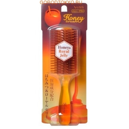 VESS Honey Brush / Щетка массажная для увлажнения и придания блеска волосам с мёдом и маточным молочком пчёл VESS Honey Brush / Щетка массажная для увлажнения и придания блеска волосам с мёдом и маточным молочком пчёлРАСЧЕСКИ И ЩЕТКИ<br>Honey Brush / Щетка массажная для увлажнения и придания блеска волосам с мёдом и маточным молочком пчёл<br> <br>Описание:Расческа содержит микрокапсулированные мёд и маточное молочко пчёл. Эти компоненты ежедневно увлажняют волосы, придают им гладкость и блеск при расчёсывании. Свойства входящих в состав компонентов: <br><br><br>Мед - обладает чудесными питательными свойствами, стимулирует регенерацию клеток, укрепляет волосы. Мед натуральный увлажнитель для волос и кожи,он защищает волосы от пересушивания В состав меда входят разнообразные ферменты, витамины, органические кислоты, минеральные соли, антибактериальные вещества.<br><br><br><br>Маточное молочко пчел содержит активные вещества,которые проникают в ствол и корень волос, улучшая их структуру, питают и увлажняют волосы и кожу головы, не нарушая их природный рН баланс.<br><br> Внимание при применении:Не используйте при заболеваниях или повреждениях кожи головы.Избегайте продолжительного воздействия горячего воздуха фена, что может привести к изменению формы расчёски. Не используйте одновременно с применением специальных средств для расчёсывания или для выпрямления спутанных волос, что может повлиять на качество расчёски. По мере загрязнения ополосните расчёску тёплой водой, хорошо обсушите (на воздухе, без специальных средств для сушки). Состав: основной корпус-держатель с ручкой - AS древесная смола, зубцы - полиэстеровый эластомер.<br>