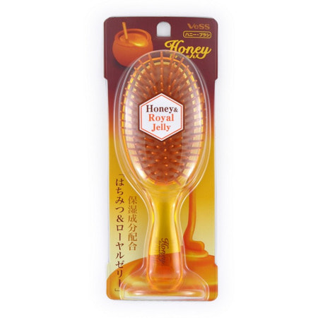 VESS Honey Brush / Щетка массажная для увлажнения и придания блеска волосам с мёдом и маточным молочком пчёл VESS Honey Brush / Щетка массажная для увлажнения и придания блеска волосам с мёдом и маточным молочком пчёлРАСЧЕСКИ И ЩЕТКИ<br>Honey Brush / Щетка массажная для увлажнения и придания блеска волосам с мёдом и маточным молочком пчёл <br><br>Описание:Расческа содержит микрокапсулированные мёд и маточное молочко пчёл. Эти компоненты ежедневно увлажняют волосы, придают им гладкость и блеск при расчёсывании. Свойства входящих в состав компонентов: <br><br>Мед - обладает чудесными питательными свойствами, стимулирует регенерацию клеток, укрепляет волосы. Мед натуральный увлажнитель для волос и кожи,он защищает волосы от пересушивания В состав меда входят разнообразные ферменты, витамины, органические кислоты, минеральные соли, антибактериальные вещества.<br>Маточное молочко пчел содержит активные вещества,которые проникают в ствол и корень волос, улучшая их структуру, питают и увлажняют волосы и кожу головы, не нарушая их природный рН баланс.<br><br> Внимание при применении:Не используйте при заболеваниях или повреждениях кожи головы.Избегайте продолжительного воздействия горячего воздуха фена, что может привести к изменению формы расчёски. Не используйте одновременно с применением специальных средств для расчёсывания или для выпрямления спутанных волос, что может повлиять на качество расчёски. По мере загрязнения ополосните расчёску тёплой водой, хорошо обсушите (на воздухе, без специальных средств для сушки). Состав: основной корпус-держатель с ручкой - AS древесная смола, зубцы - полиэстеровый эластомер.<br>
