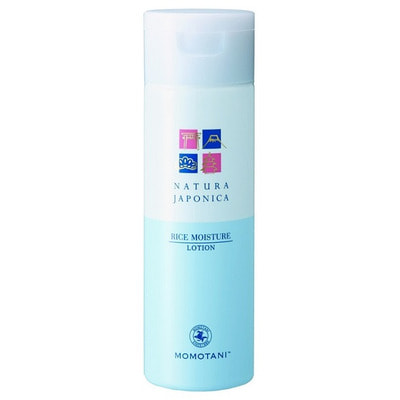 MOMOTANI NJ Rice Moisture Lotion Увлажнщий лосьон с кстрактом ферментированного риса, 180 мл. MOMOTANI NJ Rice Moisture Lotion Увлажнщий лосьон с кстрактом ферментированного риса, 180 мл.АНТИВОЗРОСТНОЙ УХОД (ОТ З0-ТИ ЛЕТ И СТАРШЕ)<br>Лосьон, в состав которого входит 5 компонентов, полученных из риса, глубоко увлажнет, питает кожу и придает ей упругость. Активные компоненты:<br><br>Экстракт ферментированного риса богат минералами, аминокислотами и органическими кислотами (молочна, блочна, лимонна и т. д.), а также имеет низкомолекулрный состав, что позволет питательным веществам глубже проникать в кожу. Придает коже гладкость и упругость.<br>Рисовый кстракт, получаемый из отборного белого риса, придает коже упругость, ластичность и насыщает ее влагой.<br>Церамиды риса растительного происхождени, получаемые из рисовых отрубей и пророщенного риса, защищат кожу и удерживат в ней влагу.<br>Экстракт рисовых отрубей, получаемый из рисовых отрубей и пророщенного риса, восстанавливает кожу, дела ее увлажненной и светщейс изнутри.<br>Масло рисовых отрубей питает кожу, придает ей гладкость и упругость.<br><br>Продукт производитс из тщательно отобранного риса, произрастащего в префектуре Ми, и родниковой воды с подножи горы Сузуки, насыщенной минералами, в том числе кальцием и магнием. Не содержит ароматизаторов и красителей, обладает слабокислыми свойствами. Способ применени: нанести на очищенну кожу лица ватным диском или кончиками пальцев. Рекомендуетс использовать в сочетании с другими продуктами серии NATURA JAPONICA. Состав: вода, BG, DPG, глицерин, метилглуцет-10, гидрогенизованное касторовое масло PEG-60, тилгексилглицерин, ксантанова камедь, карбомер, гиалуронат натри, гидроксид натри, кстракт ферментированного риса, полиглицерил -10 олеат, лецитин, масло из рисовых отрубей, гидролизованный кстракт рисовых отрубей, гидролизованный кстракт риса, каприл/каприновый триглицерид, гликосфинголипиды рисовых отрубей, метилпарабен.<br>