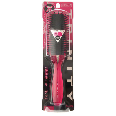 VESS 3-system anti-static brush / Расчёска с тройным антистатическим эффектом VESS 3-system anti-static brush / Расчёска с тройным антистатическим эффектомРАСЧЕСКИ И ЩЕТКИ<br>3-system anti-static brush / Расчёска с тройным антистатическим эффектом<br> Описание: Расческа нейтрализует статическое электричество, облегчая расчёсывание и уменьшая повреждение волос за счёт тройного антистатического эффекта. Накоплению статического электричества особенно подвержены пересушенные горячим воздухом фена, окрашенные и после химической завивки волосы, склонные к ломкости и потере влаги. Это приводит к повреждениям кутикулы волоса, в результате чего теряются необходимые вода, липиды, белки. Расческа обладает тройным антистатическим эффектом : - зубцы из полиэстера-проводника проводят электрические заряды, уменьшая статическое электричество при расчёсывании; cпециальный материал , так называемый nasulon, расположенный сразу под верхней частью расчёски с зубцами, за счёт собственных зарядов полностью нейтрализует статическое электричество; металлическая вставка из нержавеющей стали на корпусе расчёски выпускает электрические заряды наружу. На концах зубцов расчёски находится микрокапсулированный морской коллаген, увлажняющий сухие волосы и кожу головы. Внимание при применении: Не используйте при заболеваниях или повреждениях кожи головы. Избегайте продолжительного воздействия горячего воздуха фена, что может привести к изменению формы расчёски. Не наносите непосредственно на расчёску специальные средства для расчёсывания или выпрямления спутанных волос, что может повлиять на качество расчёски. Так как в расчёске присутствуют металлические элементы, избегайте попадания воды непосредственно на них а также не оставляйте расчёску в ванной комнате или других помещениях с повышенной влажностью. По мере загрязнения ополосните расчёску тёплой водой без применения моющих и чистящих средств, сразу же хорошо протрите или обсушите на воздухе без специальных средств для сушки. Состав: AS древесная смола , нержавеющая сталь, полиэстер.<br>