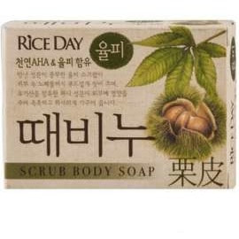CJ LION Riceday Мыло туалетное с эффектом скраба Земляной орех, 100 г. CJ LION Riceday Мыло туалетное с эффектом скраба Земляной орех, 100 г.Туалетное кусковое мыло<br>Туалетное скраб-мыло Rice Day Scrub Body Soap для всей семьи на основе земляного ореха. Благодаря содержанию кожуры плодов земляного ореха, богатой танинами, эффективно отшелушивает кожу, вытяжка в которой содержатся различные витамины и органические кислоты, оказывает увлажняющее действие и дарит ощущение чистоты и мягкости. Благодаря смягчающему действию АГК (альфа ; гидроксикислоты), получаемых из таких фруктов как виноград, апельсин, яблоко, лимон, лайм, происходит очищение кожи от загрязнений и ороговевших клеток, что дарит ощущение свежести и легкости. Способ применения: легкими круговыми движениями снизу-вверх массировать тело скрабом, ополоснуться водой. Не наносить на поврежденные участки кожи. Состав: пальмовое масло, добавка пальмоядрового масла, мыльная основа, лесной земляной орех.<br>