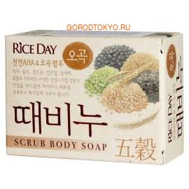 CJ LION Riceday Мыло туалетное с эффектом скраба Пять злаков, 100 г. CJ LION Riceday Мыло туалетное с эффектом скраба Пять злаков, 100 г.Туалетное кусковое мыло<br>Туалетное скарб-мыло Rice Day Scrub Body Soap для всей семьи на основе 5 злаков. Мелкие пилинговые частички, полученные в результате измельчения золотистой фасоли, семян бузинника, черных соевых бобов, черной рисовой крупы и кунжута, очищают кожу от ороговевших клеток, насыщают ее питательными веществами, делают ее упругой и гладкой. Благодаря смягчающему действию АГК (альфа ; гидроксикислоты), получаемых из таких фруктов как виноград, апельсин, яблоко, лимон, лайм. Способ применения: легкими круговыми движениями снизу вверх массировать тело скарбом, ополоснуться водой. Не наносить на поврежденные участки кожи. Состав: пальмовое масло, добавка пальмоядрового масла, мыльная основа, злаки.<br>