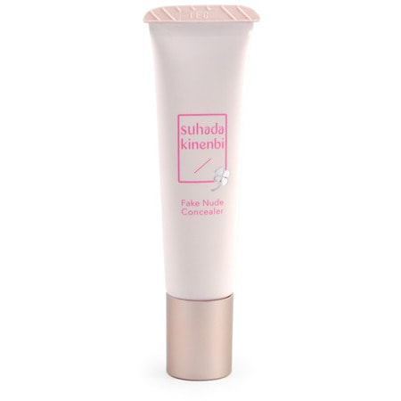 SANA «Skin Day Flawless Nude Concealer» Корректор для лица универсальный SPF20 PA++ (тон 2), 15 г. SANA «Skin Day Flawless Nude Concealer» Корректор для лица универсальный SPF20 PA++ (тон 2), 15 г.Корректоры, маскирующие средства<br>Косметическое средство создано для комплексного решения проблем кожи. Маскирует мелкие морщинки, круги под глазами, неровный цвет кожи, расширенные поры, следы от прыщей. Заменяет собой основу под макияж, корректор и пудру. Содержит светопроницаемую пудру. Не сушит кожу. Создает естественное покрытие для маскировки кругов под глазами и неровного цвета кожи. После применения корректора кожа в течение всего дня выглядит естественно, создавая впечатление отсутствия косметики на лице. Средство содержит 2 активных компонента: 3D гиалуроновая кислота - это инновационная гиалуроновая кислота с разной молекулярной массой. Эффективно увлажняет кожу на всех уровнях одновременно. Низкомолекулярная кислота увлажняет кожу изнутри, проникая в глубокие слои кожи, среднемолекулярная оздоравливает дерму, высокомолекулярная остается на поверхности кожи, создавая воздухопроницаемую пленку. 2 типа поляризованного жемчуга (cиний и красный). Жемчуг содержит белок конхиолин, который освежает потускневшую кожу. Кожа становится шелковой и бархатистой, а цвет лица - красивым и здоровым. Способ применения: завершив утренний уход за кожей, нанесите средство на участки кожи, требующие коррекции. Состав: вода, циклопентасилоксан, PEG-9 полидиметилсилоксиэтилдиметикон, триэтилгексаноин, пентиленгликоль, дифенилсилоксифенилтриметикон, винил диметикон/ метикон силсесквиоксан кроссполимер, триметилсилоксисиликат, цетил PEG/PPG-10/1 диметикон, дистеардимониумгекторит, кремний, нитрид бора, кроссполимер гиалуроната натрия, аскорбил тетраизопальмитат, HDI / триметилол гексил лактон кроссполимер, диметикон /винил диметикон кроссполимер, BG, масло ши, токоферол, хлорид натрия, феноксиэтанол, отдушка, диметикон, стеариновая кислота, тальк, гидроген диметикон, слюда, метикон, диоксид титана, оксид железа, гидроксид алюминия.<br>