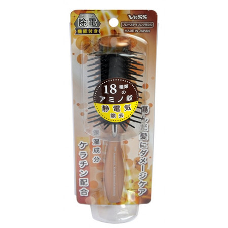 VESS «Anti-Static Hair Brush» Щётка массажная с кератином и антистатическим эффектом. VESS «Anti-Static Hair Brush» Щётка массажная с кератином и антистатическим эффектом.РАСЧЕСКИ И ЩЕТКИ<br>Щетка нейтрализует статическое электричество, облегчая расчёсывание и уменьшая повреждение волос за счёт тройного антистатического эффекта. Накоплению статического электричества особенно подвержены пересушенные горячим воздухом фена, окрашенные и после химической завивки волосы, склонные к ломкости и потере влаги. Это приводит к повреждениям кутикулы волоса, в результате чего теряются необходимые вода, липиды, белки. Расческа обладает тройным антистатическим эффектом: зубцы из полиэстера-проводника проводят электрические заряды, уменьшая статическое электричество при расчёсывании; cпециальный материал, так называемый nasulon, расположенный сразу под верхней частью расчёски с зубцами, за счёт собственных зарядов полностью нейтрализует статическое электричество; металлическая вставка из нержавеющей стали на корпусе расчёски выпускает электрические заряды наружу. Шетка содержит в микрокапсулированном виде основной компонент структуры волоса ; кератин. Из-за нехватки кератина волосы теряют свою способность удерживать влагу, что является основной причиной их повреждений (волосяные чешуйки отслаиваются, волосы выпадают при расчесывании и во время мытья). Кератин, полученный из природных белков (шерсть овцы), близок по составу к белкам человеческих волос и является отличным компонентом по уходу за ними. Особенностью кератина также является большое содержание цистина ; аминокислоты, поддерживающей формирование структуры белков. Состав: основной корпус-держатель с ручкой - AS-древесная смола; зубцы - электропроводимый полиэстер, микрокапсулированный кератин; заземление-нержавеющая сталь.<br>