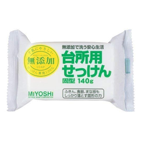 MIYOSHI Мыло для применения на кухне на основе натуральных компонентов, 140 гр. MIYOSHI Мыло для применения на кухне на основе натуральных компонентов, 140 гр.Мыло для стирки<br>Мыло для применения на кухне на основе натуральных компонентов<br> Описание: Твердое мыло для применения на кухне обладает высокой отстирывающей способностью, прекрасно подходит для мытья посуды, разделочных досок, а также стирки посудных полотенец, салфеток. Безопасно в использовании благодаря натуральным пищевым жирам в составе мыльной основы; не оставляет на посуде и другой кухонной утвари посторонних запахов за счёт отсутствия добавок. Не раздражает кожу рук. Меры предосторожности: не использовать при появлении покраснений, зуда, раздражения кожи. В случае возникновения аллергических реакций, прекратите использование средства и проконсультируйтесь с дерматологом. Состав: мыльная основа (натриевая соль с содержанием жирных кислот 98%). 140 г.<br>