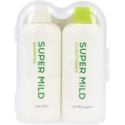 SHISEIDO «Super Mild» Набор: шампунь, 50 мл и кондиционер, 50 мл для волос «Нежный уход», с экстрактом ромашки и розмарина, с ароматом трав, футляр, 1 шт. SHISEIDO «Super Mild» Набор: шампунь, 50 мл и кондиционер, 50 мл для волос «Нежный уход», с экстрактом ромашки и розмарина, с ароматом трав, футляр, 1 шт.ДЛЯ НОРМАЛЬНЫХ ВОЛОС<br>Супермягкий шампунь на основе натуральных компонентов с освежающим ароматом трав бережно ухаживает за Вашими волосами. Входящий в состав витамин Е предотвращает потерю влаги, препятствует выпадению волос и образованию перхоти. Экстракт розмарина укрепляет волосы и очищает кожу головы от жира и отмерших частичек, улучшает кровообращение. Экстракт ромашки питает, защищает волосы, придает объем. Волосы после применения шампуня становятся послушными, гладкими и легко расчёсываются. Супермягкий кондиционер для волос с ароматом трав нежно ухаживает за Вашими волосами. Сохраняет и удерживает важные компоненты состава волос, предохраняет их от повреждения. Защищает волосы от неблагоприятных факторов, таких как сухость и трение, а благодаря компонентам, содержащим витамин Е, увлажняет волосы. Кондиционер возвращает волосам естественный блеск и эластичность, облегчает процесс расчесывания. Аромат зелени освежает и придаёт чувство лёгкости. Способ применения: нанесите шампунь на мокрые волосы, вспеньте, затем смойте водой. После применения шампуня нанесите на волосы кондиционер, затем тщательно смойте водой. Состав: шампунь: вода, таурат натрия, лауретсульфат натрия, кокамидопропилбетаин, ПЭГ-2 лауриновой кислоты, гликоль дистеарат, хлорид натрия, гуаровая камедь, поликватерниум-10, экстракт ромашки лекарственной, экстракт листьев розмарина, сорбитол, лимонная кислота, ЭДТА-2Na, бутиленгликоль, бензоат натрия, феноксиэтанол, отдушка. Кондиционер: вода, изопентилдиол, диметикон, стеариловый спирт, этилгексил пальмитат, сорбитол, стеартримоний хлорид, аминопропил диметикон, ПЭГ-90M, экстракт ромашки лекарственной, экстракт листьев розмарина, цетиловый спирт, дипропиленгликоль, лимонная кислота, бутиленгликоль, изопропанол, бикарбонат натрия, диоксид кремния, бутилгидрокситолуол, феноксиэтанол, отдушка.<br>