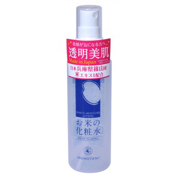 MOMOTANI «Rice Moisture Lotion» Увлажняющий лосьон-cпрей с экстрактом риса, 100 мл. MOMOTANI «Rice Moisture Lotion» Увлажняющий лосьон-cпрей с экстрактом риса, 100 мл.АНТИВОЗРОСТНОЙ УХОД (ОТ З0-ТИ ЛЕТ И СТАРШЕ)<br>Лосьон на основе компонентов, полученных из риса, глубоко увлажняет, питает кожу и придает ей упругость. Лосьон быстро проникает в кожу, восстанавливает водный баланс, увлажняет, обеспечивает ровный, здоровый цвет лица. Экстракт риса придает коже упругость, эластичность и насыщает ее влагой. Экстракт рисовых отрубей восстанавливает кожу, делая ее увлажненной и светящейся изнутри. Продукт производится из тщательно отобранного органического риса, выращенного в районе Сасаяма, префектура Хего, и чистейшей родниковой воды. Небольшой удобный флакон с распылителем позволяет использовать лосьон для ухода за лицом и телом в течение дня. Не содержит ароматизаторов, красителей и спирта. Обладает слабокислыми свойствами. Способ применения: с помощью спрея нанести на очищенную кожу лица и тела. Состав: вода, DPG, BG, гидролизованный экстракт риса, гидролизованный экстракт рисовых отрубей, стирен/акрилат сополимер, феноксиэтанол, пуллулан, цетет-20, лимонная кислота, цитрат натрия, EDTA-2Na, этилпарабен, метилпарабен.<br>