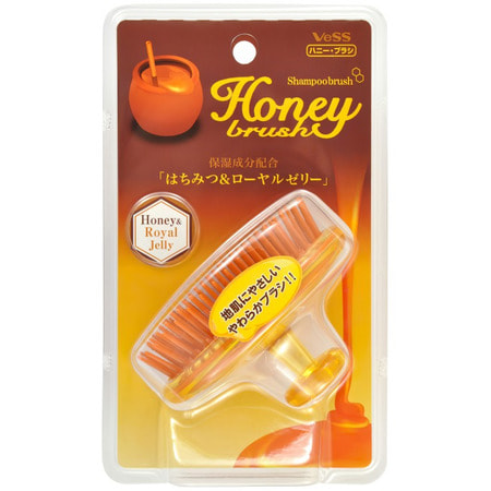 VESS «Honey Shampoo Brush» Массажер для кожи головы с мёдом и маточным молочком пчёл. VESS «Honey Shampoo Brush» Массажер для кожи головы с мёдом и маточным молочком пчёл.ПРОТИВ ПЕРХОТИ<br>Как известно, очищение кожи головы является основной профилактикой выпадения волос. Массаж кожи головы с одновременным применением шампуня повышает эффективность очищения пор кожи, оставляя ощущение свежести и чистоты. Расслабляющий, не травмирующий кожу головы массаж возможен благодаря мягкому материалу, из которого изготовлены массирующие зубцы. Кроме того, массирующие зубцы содержат микрокапсулированные мёд и маточное молочко пчёл. Эти компоненты ежедневно увлажняют волосы, придают им гладкость и блеск. Ручка-держатель на корпусе массажёра позволяет плотно зафиксировать его в руке. Способ использования: используйте во время мытья головы шампунем или применения бальзама. Плавными круговыми, слегка надавливающими движениями водите массажёр по коже головы. После массажа хорошо ополосните волосы и кожу головы тёплой водой. Состав: основной корпус - AS древесная смола, массирующие зубцы - стиреновый эластомер.<br>