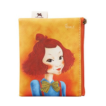WHITE COSPHARM «Malgwalryangi Tina Mini Pocket Pouch» Карманная косметичка. WHITE COSPHARM «Malgwalryangi Tina Mini Pocket Pouch» Карманная косметичка.Косметички<br>Карманная косметичка легко вместит в себя все самые необходимые мелочи, такие как помада, бальзам для губ, банковские карты или монеты. Мини-косметичка поможет вам поддерживать идеальный порядок в сумочке. <br><br>качественный прочный материал<br>красивый кулон на молнии с гравировкой<br>оригинальный яркий принт<br><br>Материал: полиуретан, ПВХ.<br>