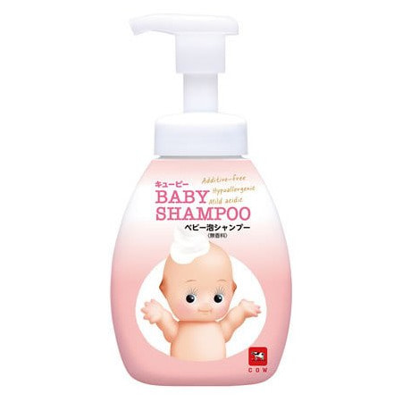 COW «Kewpie» Детский шампунь-пенка для волос «Без слёз», с первых дней жизни, с ароматом детского мыла, 350 мл. COW «Kewpie» Детский шампунь-пенка для волос «Без слёз», с первых дней жизни, с ароматом детского мыла, 350 мл.ДЕТСКИЕ ШАМПУНИ<br>Нежный успокаивающий шампунь-пенка имеет пониженный Ph, не щиплет глазки, не смывает кожный жир в избыточном количестве, практически неощутимо наносится и смывается. Мягко воздействует на естественный защитный слой кожи. Содержит легкий кондиционер, препятствует спутыванию тонких детских волосиков. Строго протестирован аллергологами. Подходит для самой чувствительной кожи новорожденных. Без цвета, без консервантов. Масло ши ухаживает, а сквалан бережное увлажняет волосы и кожу головы. Шампунь имеет нежный аромат детского мыла.<br>