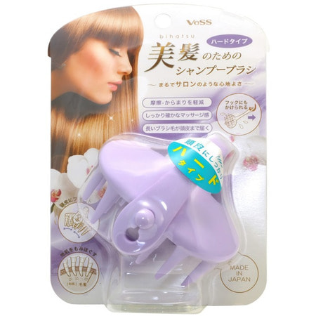 VESS «Shampoo Brush» Массажёр для кожи головы. VESS «Shampoo Brush» Массажёр для кожи головы.ПРОТИВ ПЕРХОТИ<br>Очищение кожи головы является основной профилактикой выпадения волос. Массаж кожи головы с одновременным применением шампуня повышает эффективность очищения пор кожи, оставляя ощущение свежести и чистоты. Расслабляющий, не травмирующий кожу головы массаж возможен благодаря мягкому материалу, из которого изготовлен массажер. Высококачественная смола, из которой изготовлен массажер, облегчает расчесывание волос. Многофункциональная ручка. Отстегнув ремешок ручки с одной стороны, массажер можно повесить на крючок. Размер ручки можно регулировать. Удобство в использовании. Массажер спроектирован так, чтобы при движении повторять форму головы. Облегчает мытье головы в области за ушами и у корней волос. Конусообразные зубцы массажера длиной 3 см удобны для мытья и массажа кожи головы. Предотвращают спутывание волос. Способ использования: перед мытьем головы аккуратно расчешите волосы. Далее плавными круговыми, слегка надавливающими движениями водите массажёр по коже головы с нанесённым на волосы и кожу шампунем или бальзамом. После массажа хорошо ополосните волосы и кожу головы тёплой водой. Состав: олефиновый эластомер. Термоустойчивость: 60ºС.<br>